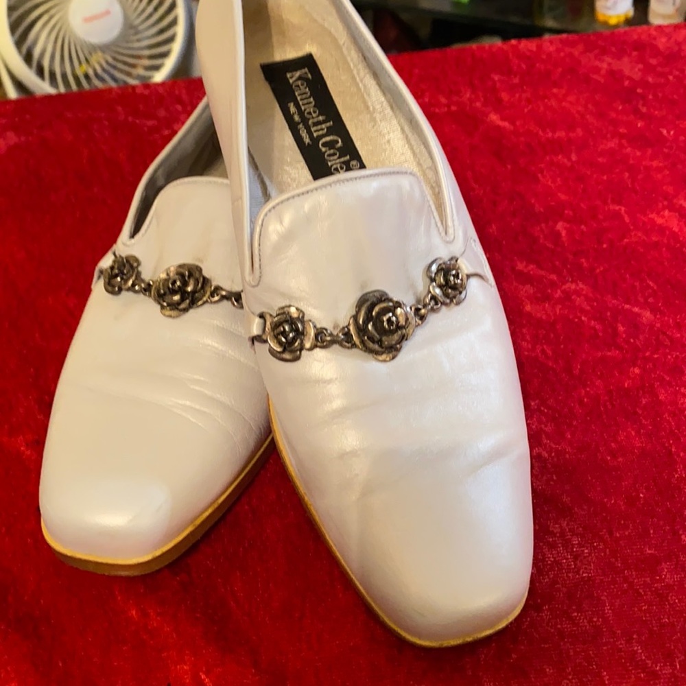 Kenneth Cole White Loafers w/buckle, Sz. 7.